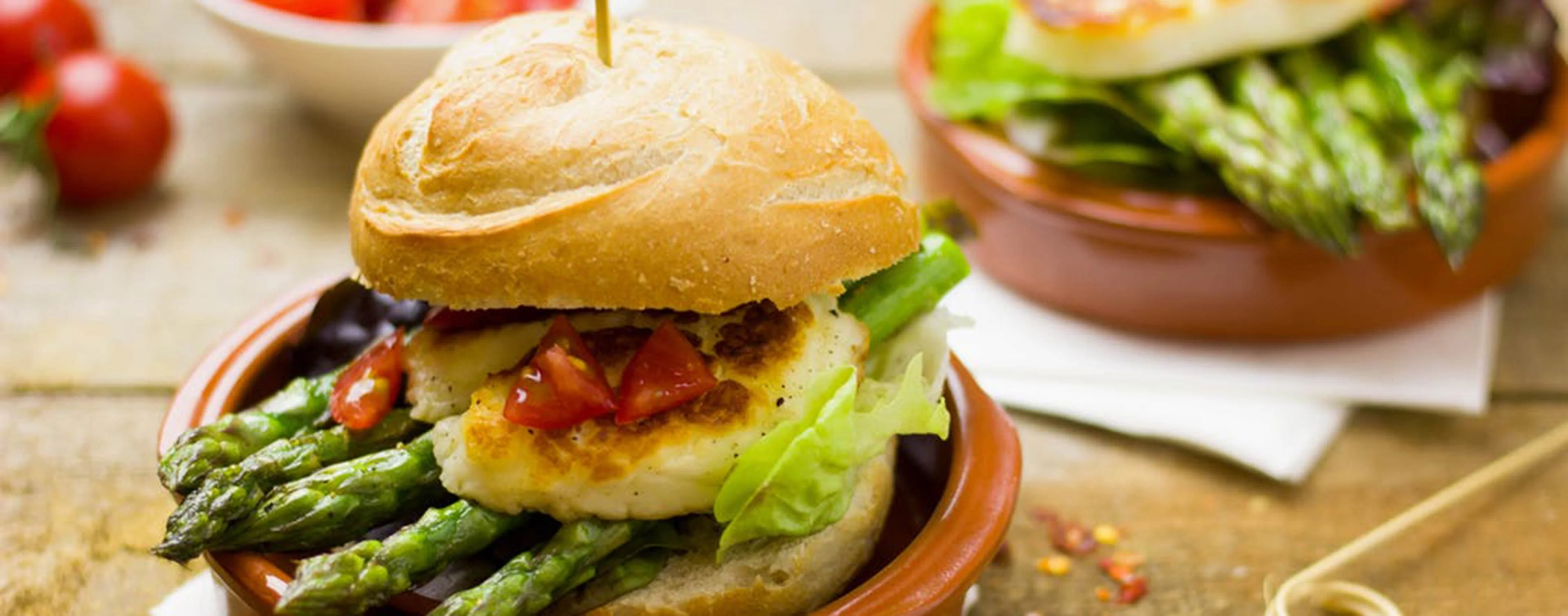 Vegetarischer Burger mit Spargel und Halloumi
