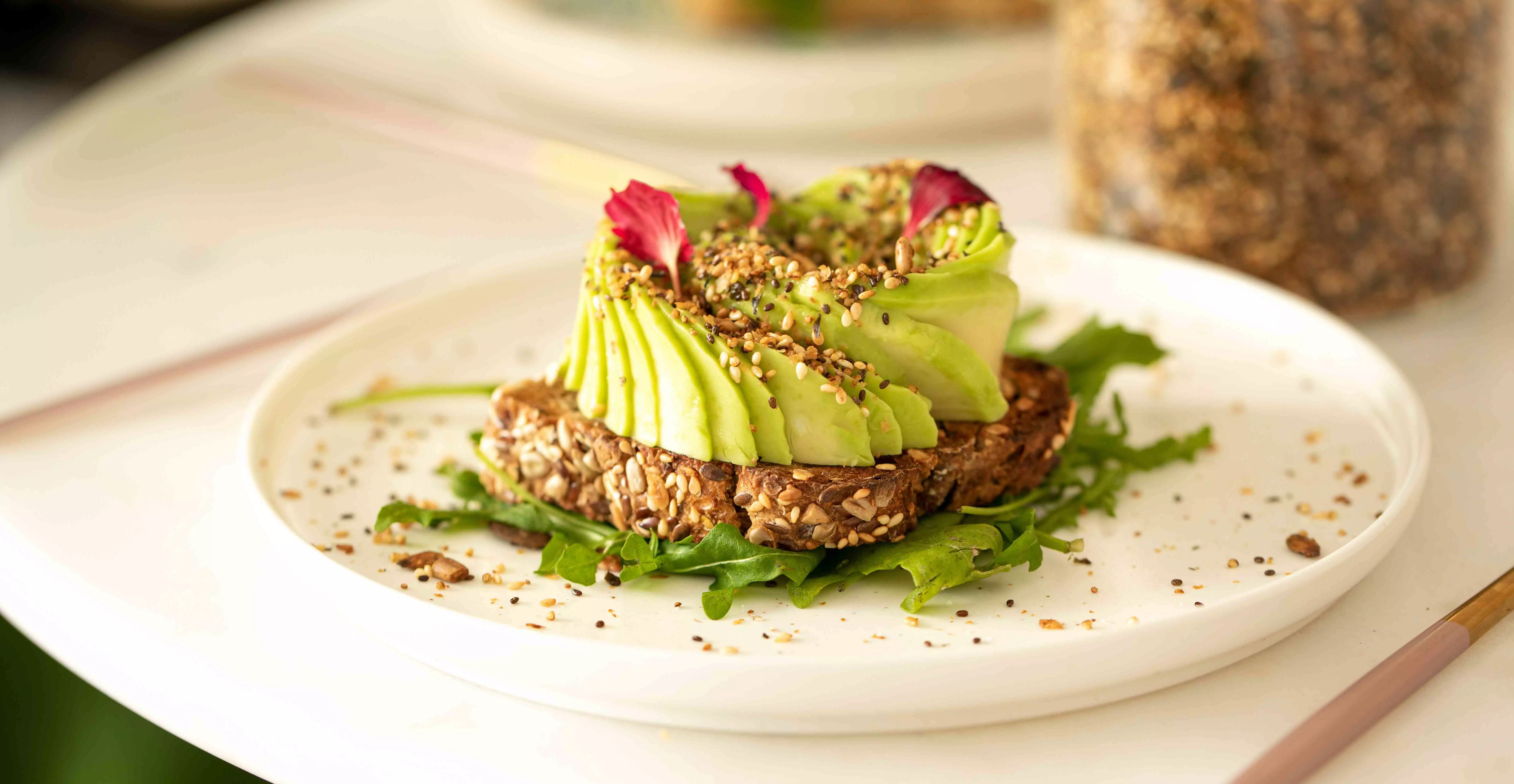 Brot mit Avocado Rose
