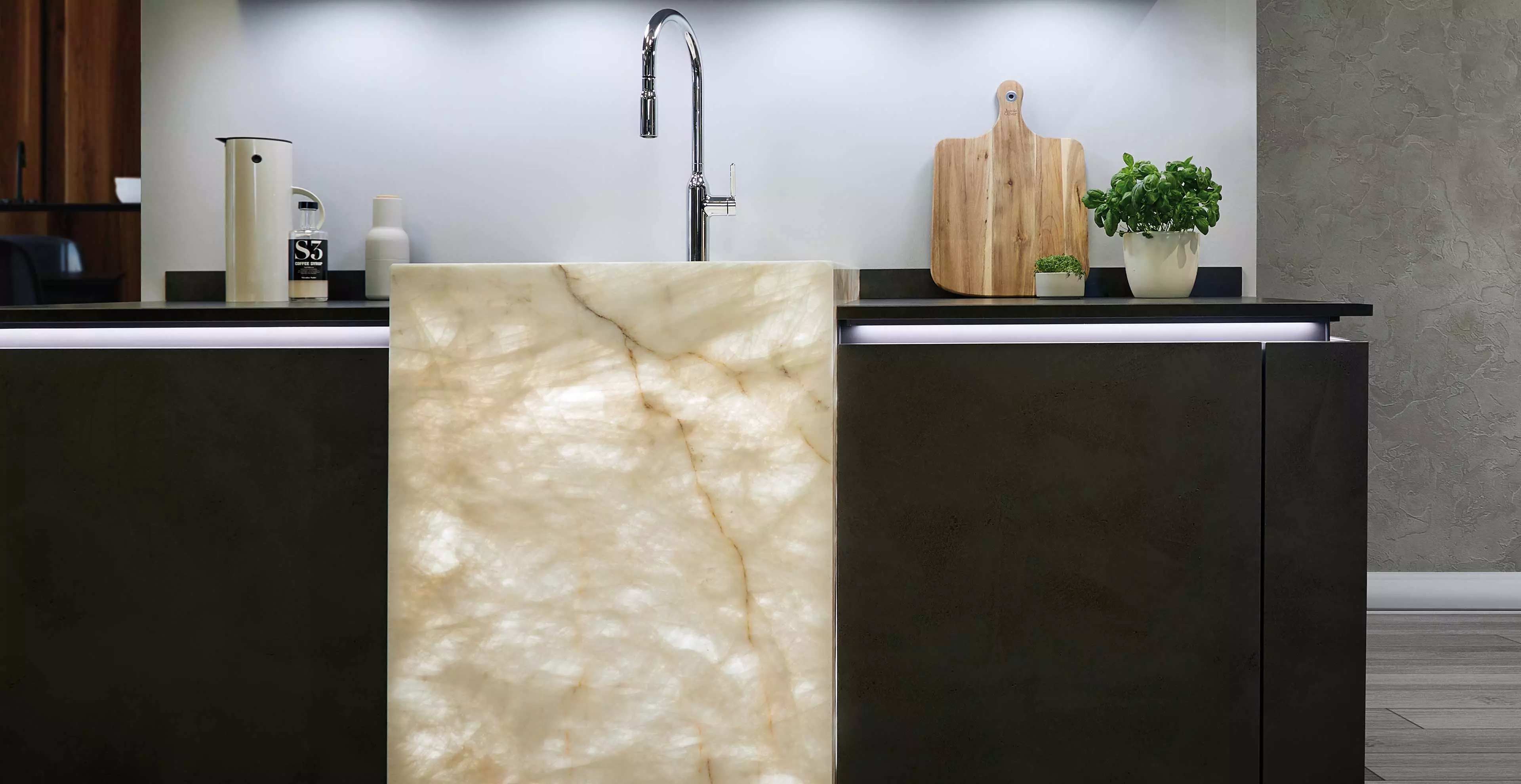 Marquardt Küchen: Erleuchtete Spülensaeule Aus Granit