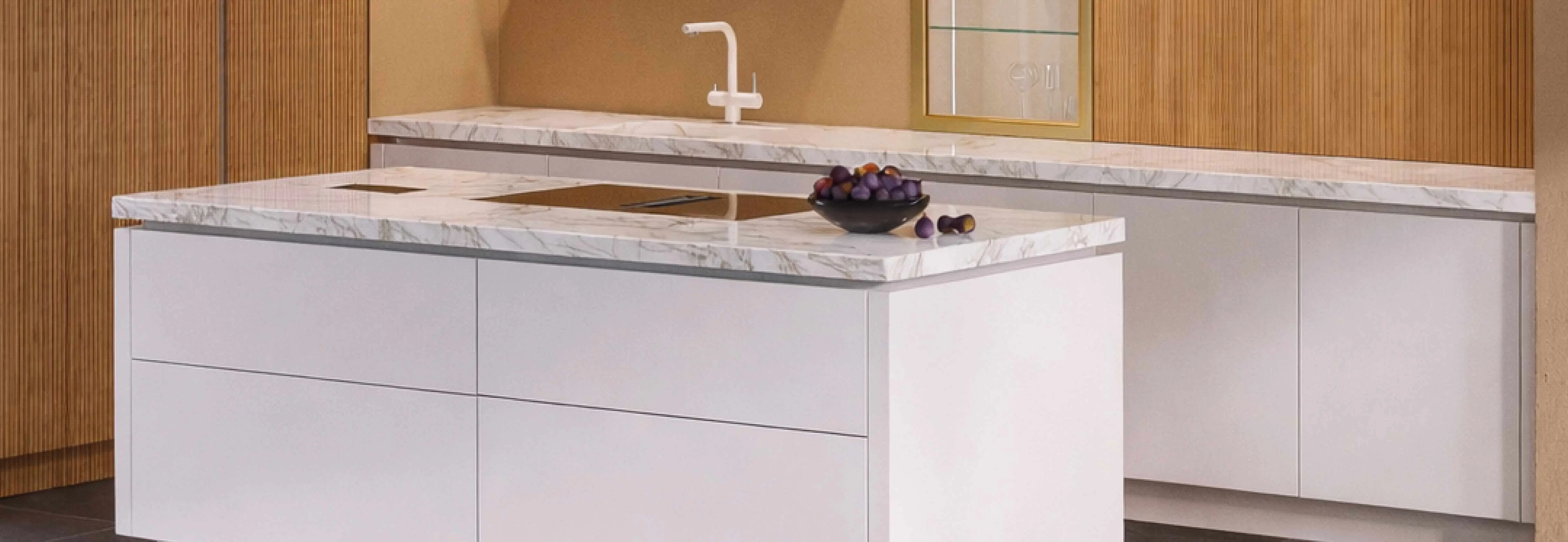 Eine Küche mit Aktions Arbeitsplatte aus Quarzstein mit Q2 Kante