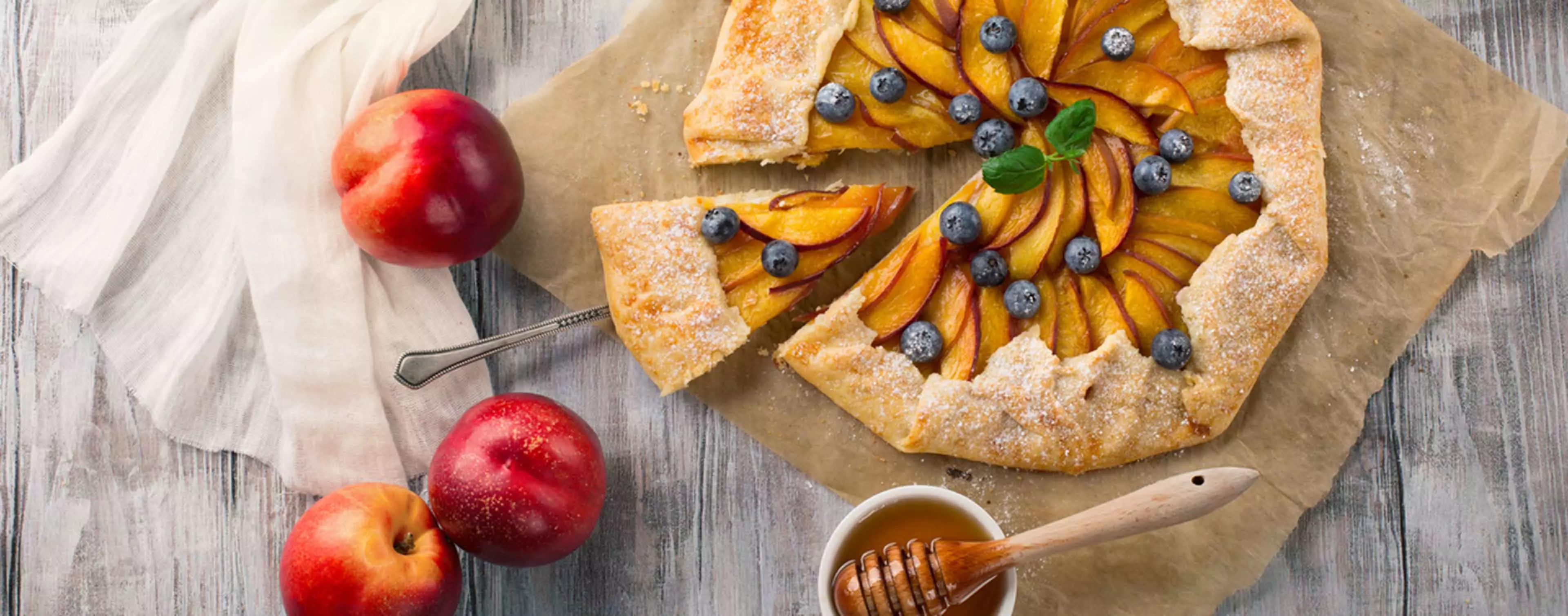 Galette mit Pfirsich und Lavendel