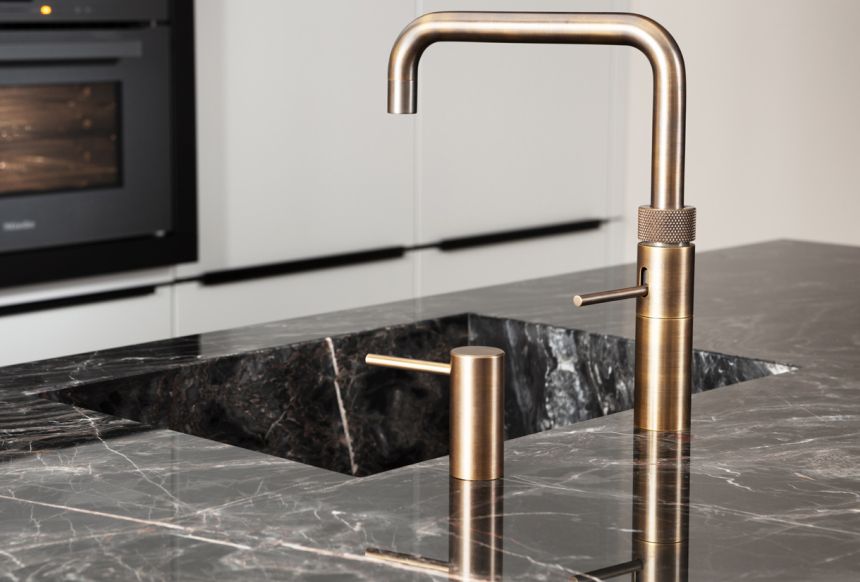 Arbeitsplatte mit Spülbecken aus Stein