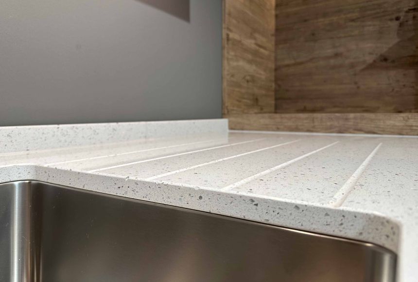 Arbeitsplatte aus Stein mit Tropfrillen
