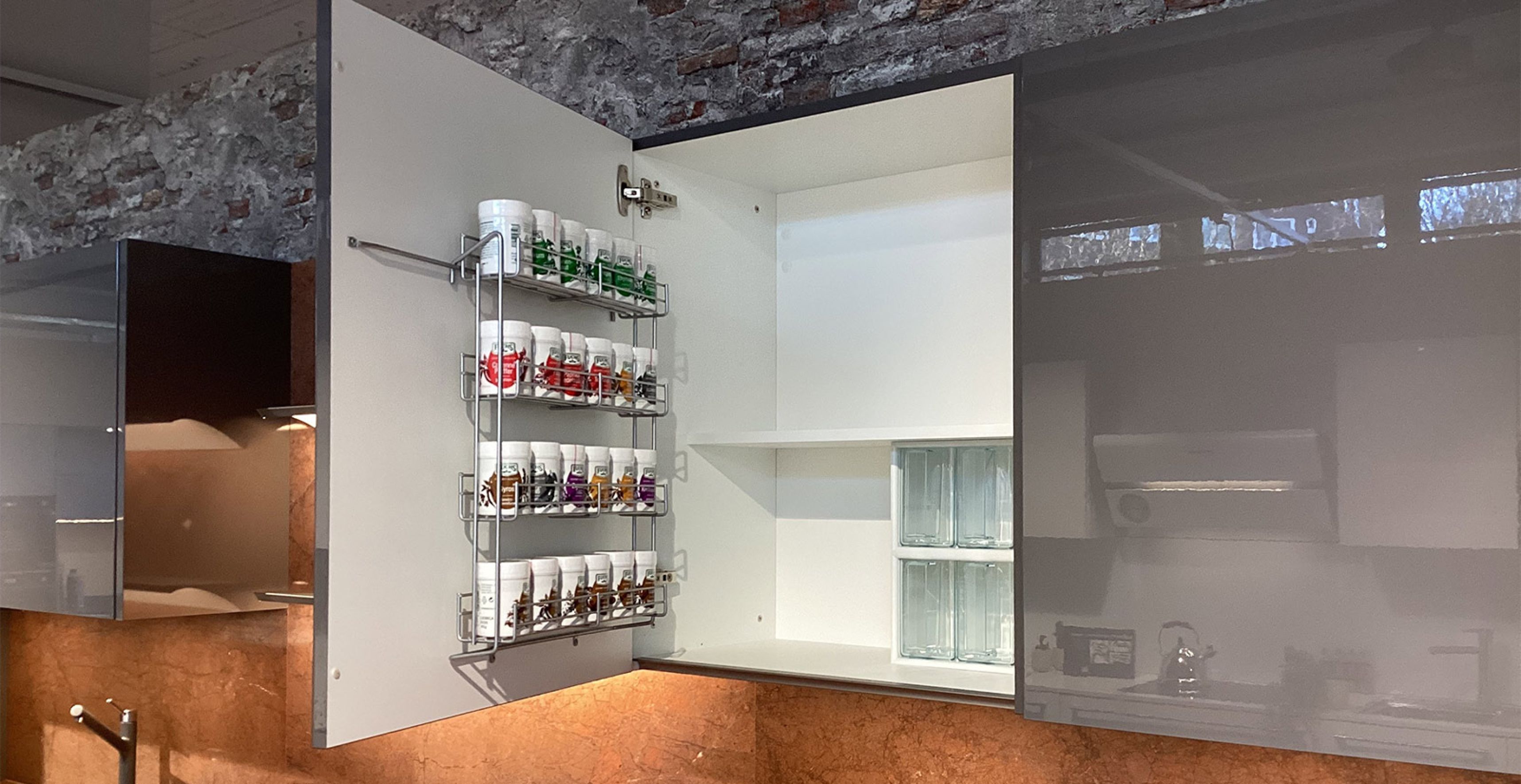 HHNB06_schrank-mit-Gewürzregal.jpg