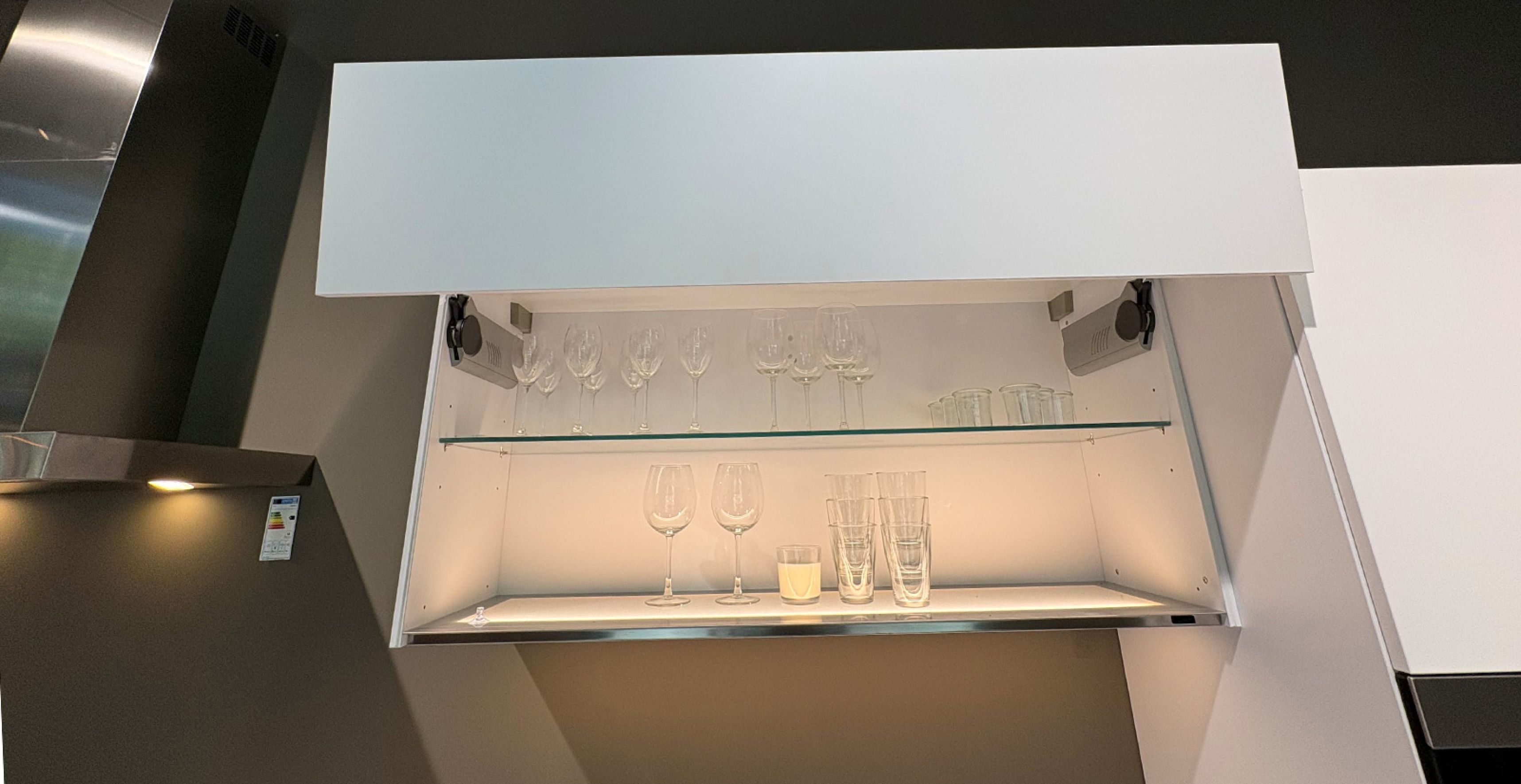 KDN01_Oberschrank_glasböden_offen.jpg
