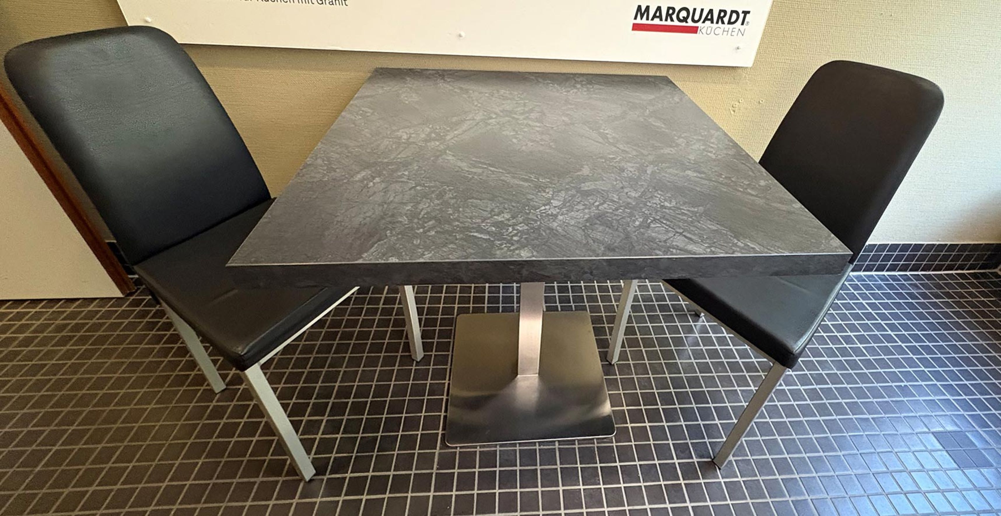 KP14_Tisch_Stühle.jpg