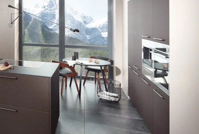 Kaffeevollautomat in Hochschrank integriert