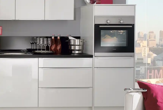 Ergonomisch hochgebauter Backofen auf Augenhöhe