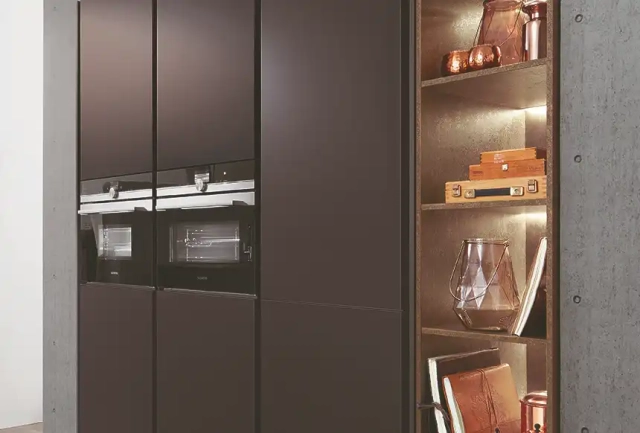 Backofen hochgebaut für komfortables Backen