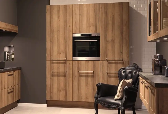 Ergonomisch hochgebauter Backofen mit Griffmulde