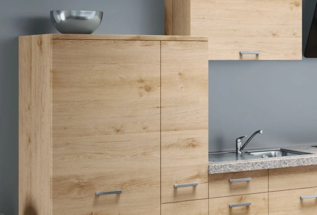 Schlichter Hochschrank in Betonoptik für Vorratslager