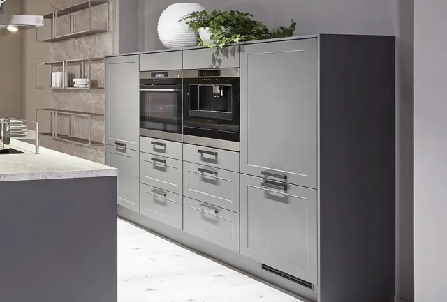 Hochgestellte Küchengeräte in Highboard