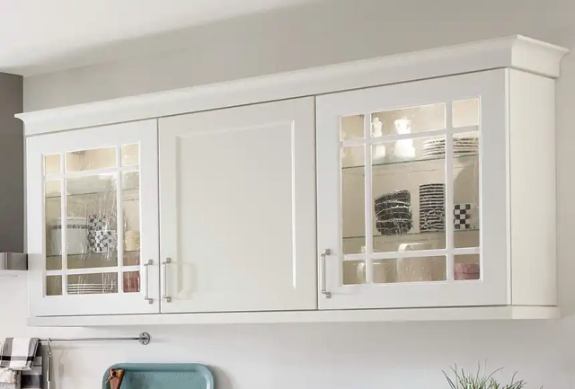 Oberschränke Landhausküche mit Glaseinsätze
