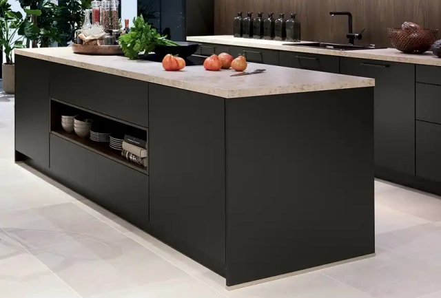 Kücheninsel in schwarz mit offenem Regal