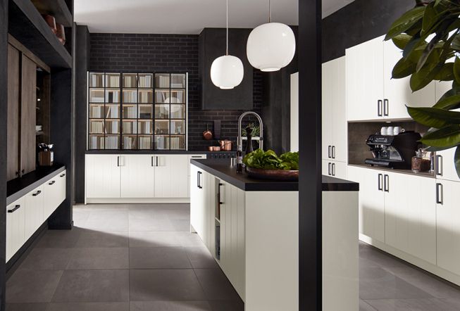 Moderne Landhausküche in weiss