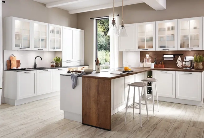 Weisse Landhausküche mit Holz