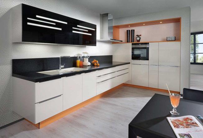 Moderne Küche in L-Form mit Granitplatte