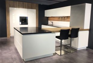 Moderne Musterküche in Weiß mit Gaggenau Geräten