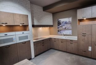 L-Küche in Holzoptik mit Miele Geräten