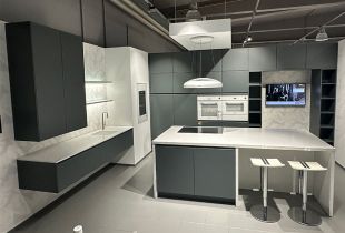 Musterküche Abverkauf Stuttgart Inselküche mit Miele Geräte