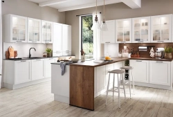 Weisse Landhausküche mit Holz