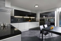 Moderne U-Küche mit Granitverkleidung